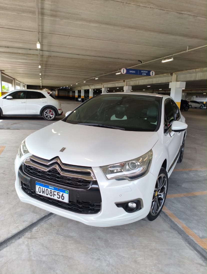 Citroën DS4 2014 - Vista frontal estacionamento