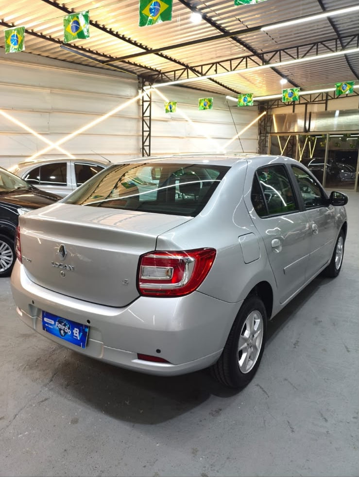 Renault Logan - Vista frontal 2